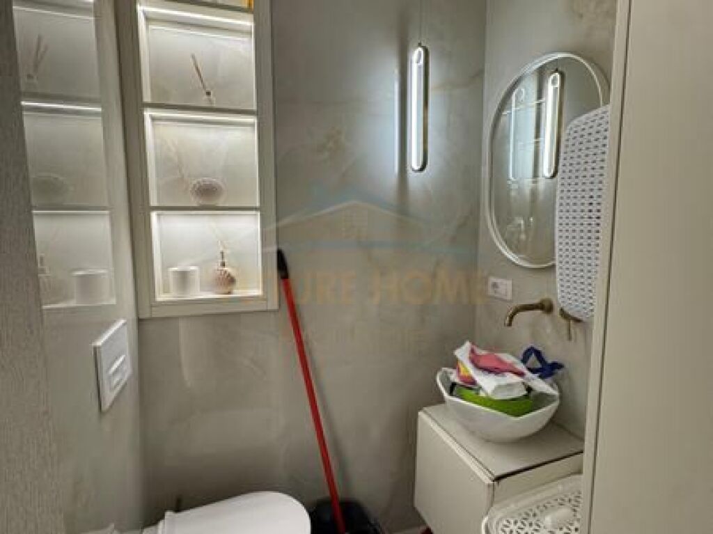 Shitet, Apartament 2+1+2, Rruga e Barrikadave, Tiranë.