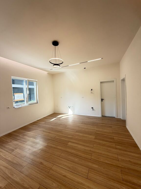 Apartment 1+1+Veranda For Sale near the roundabout in Paskuqan