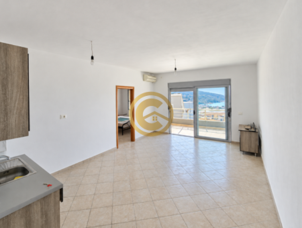 Bilocale in vendita a Saranda – 75 m² con vista frontale sul mare