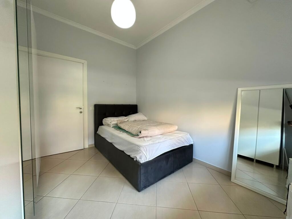 Shitet apartament 2+1+2 te Komuna e Parisit