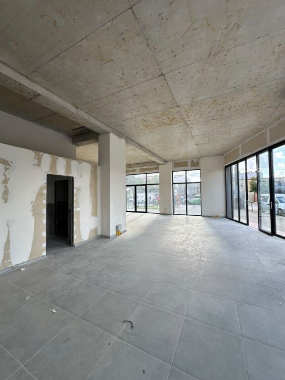 Business premises for rent at Bulevardi I Ri, Ndregjoni Complex!!