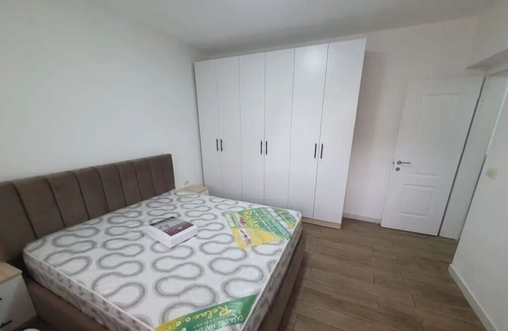 Rruga e Durresit/Colosseu, jepet me qera apartament 1+1.