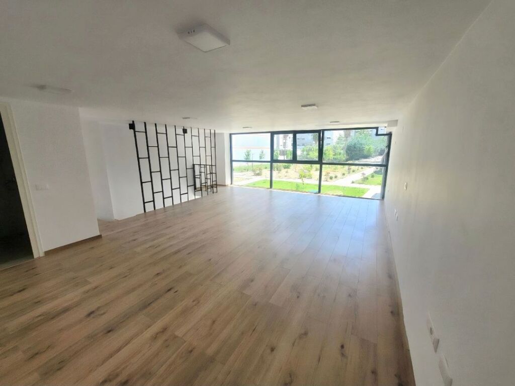 Affittasi NEGOZIO ad Astir Villa L  