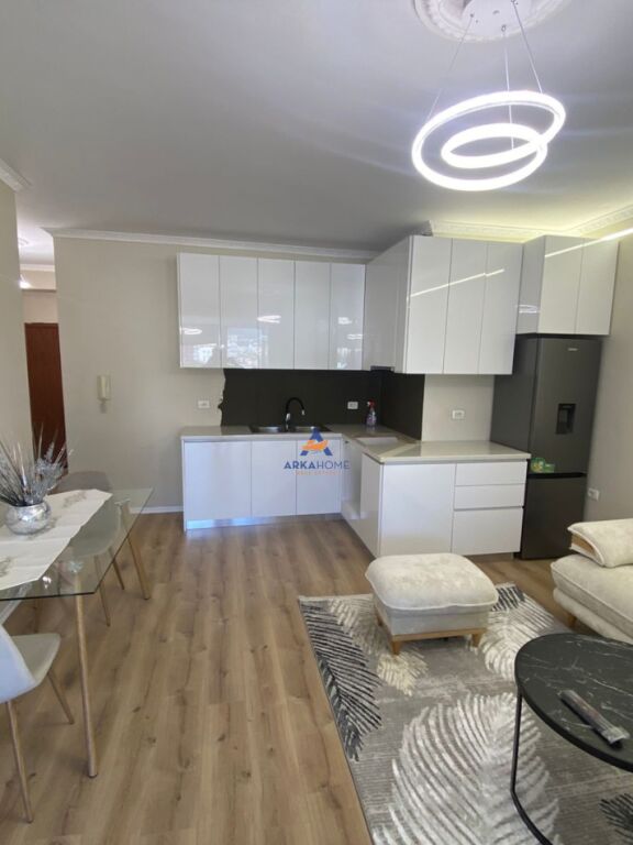 JEPET ME QERA APARTAMENT 1+1+BALLKON "KOMPLKESI URSLUGA,ISH STACIONI I TRENIT" 650 EURO