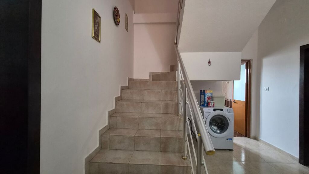 VILLA SU 3 PIANI IN VENDITA – VIA SIRI KODRA