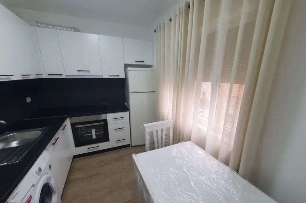Rruga e Durresit/Colosseu, jepet me qera apartament 1+1.