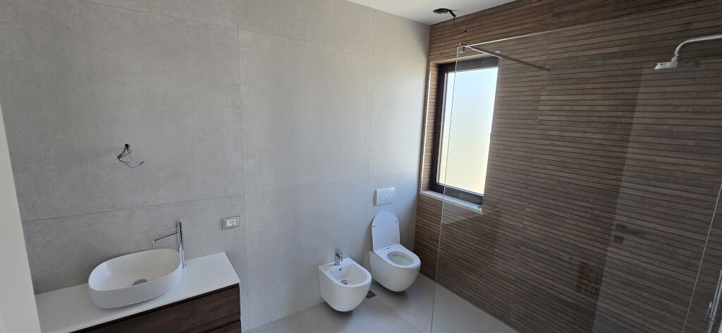 🏡 VILLA SU 3 PIANI IN VENDITA CON TERRAZZA | MJULL-BATHORE, TEG