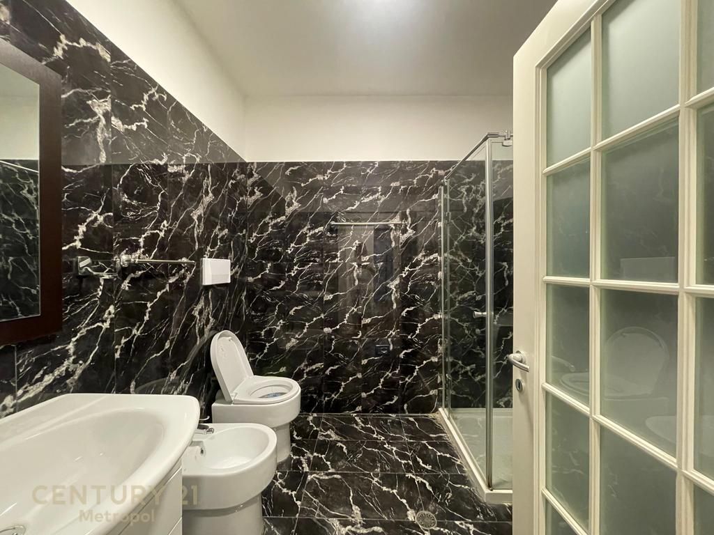 .JEPET ME QIRA APARTAMENT 2+1 NE BLLOK PRANE LIBRIT UNIVERSITAR 1,400 € /Muaj