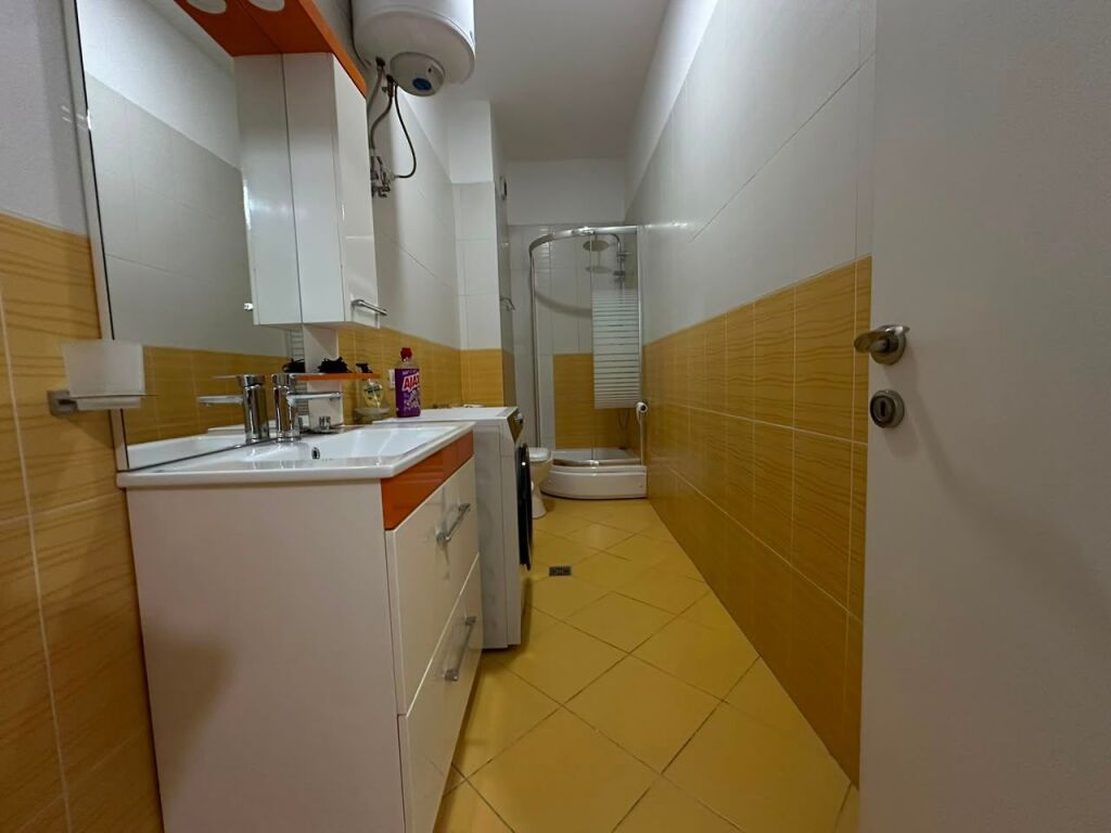 Shitet apartament 2+1+2 te Komuna e Parisit