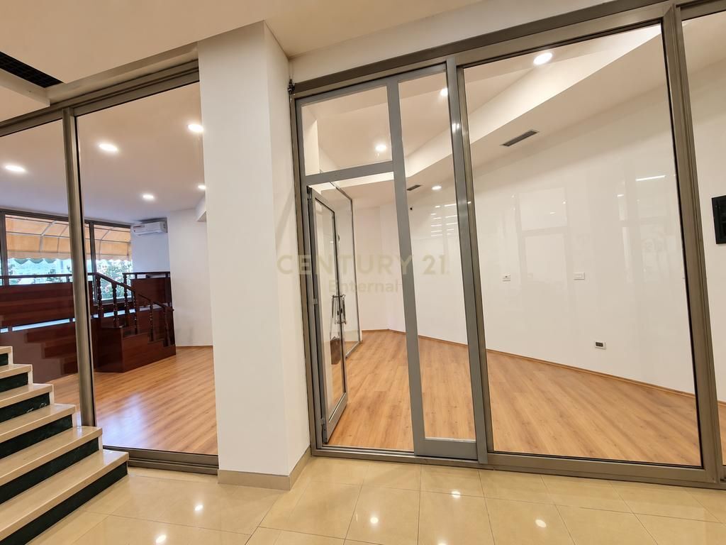 Sheshi Skenderbej - Jepet Me Qera Ambjent Komercial 65m2