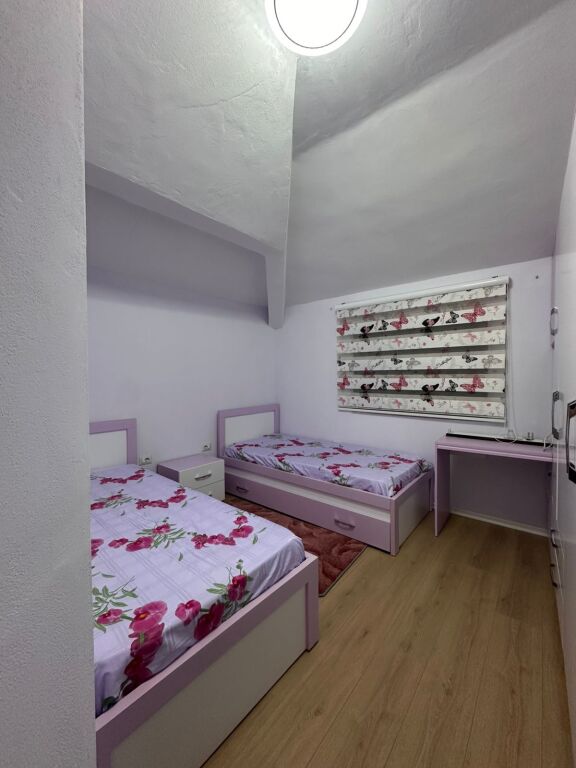 Ne zonen e Varri Bamit jepet me qera apartament ,2+1+verande,i mobiluar 700Euro