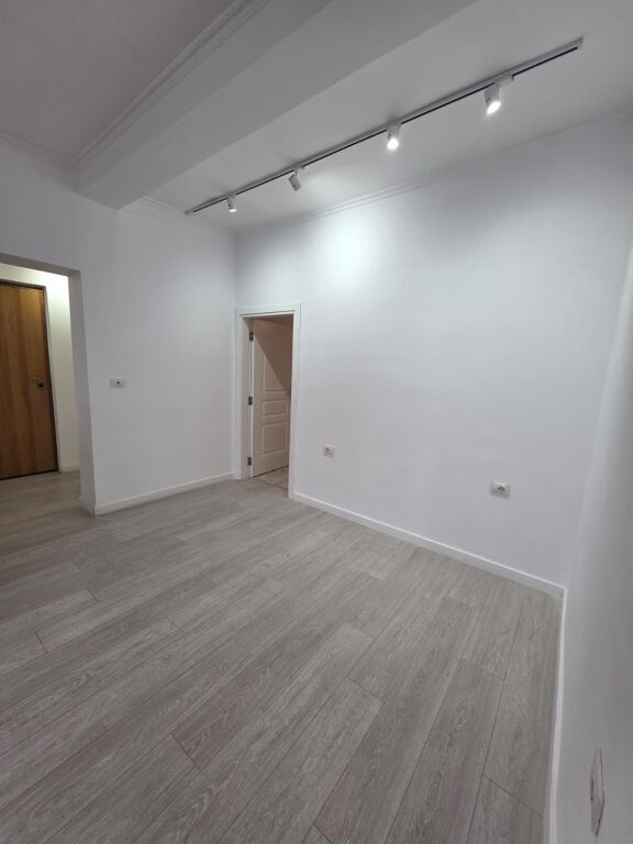 UFFICIO IN AFFITTO – VIA KAVAJËS