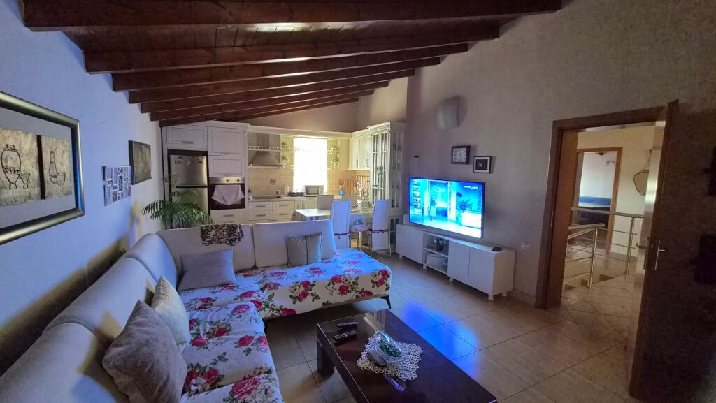 VILLA SU 3 PIANI IN VENDITA – VIA SIRI KODRA