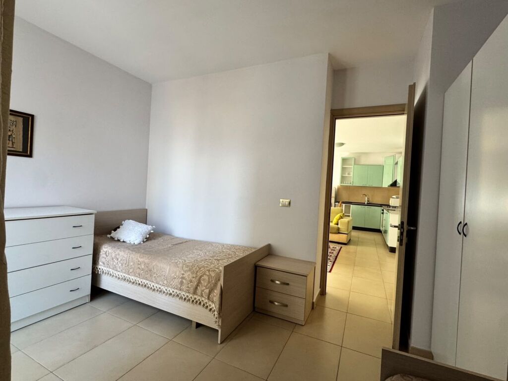 Rruga e Bogdaneve Jepet 2+1 me Qera,mobilim i ri per dhomat e Gjumit, Air condition