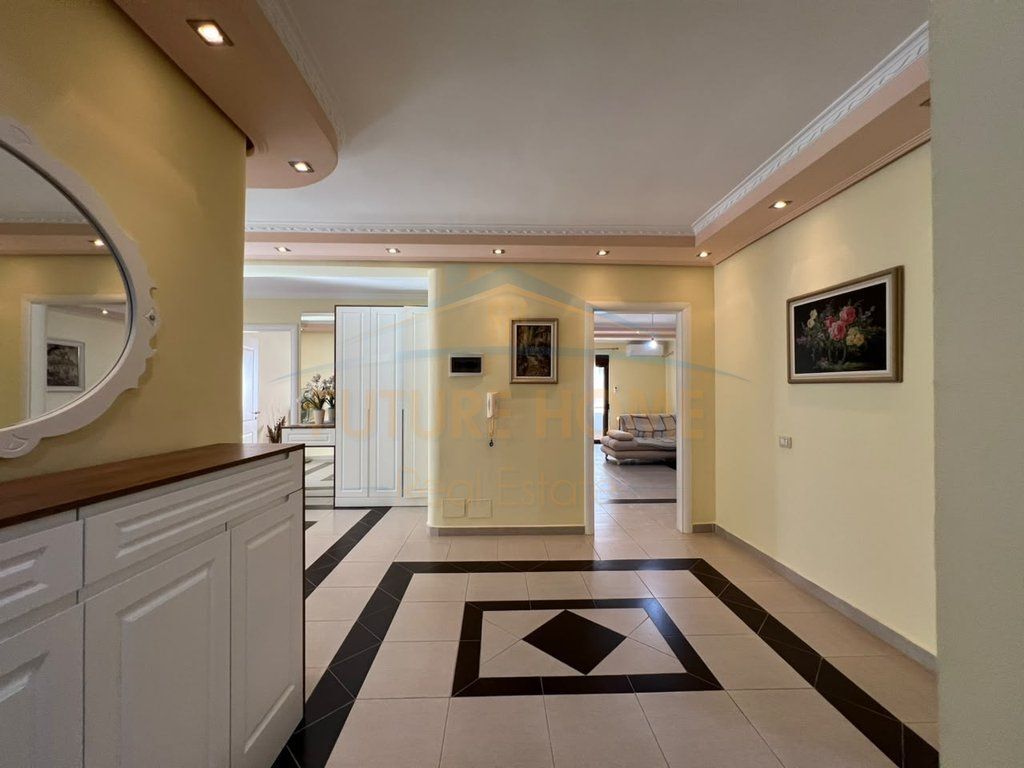 Qira, Apartament 4+1+2+ Post parkimi, Fresk, Tiranë