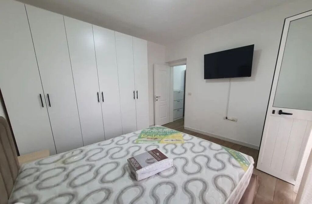 Rruga e Durresit/Colosseu, jepet me qera apartament 1+1.