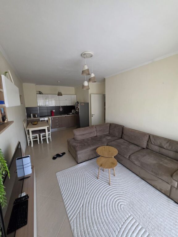 Rent | Apartament 2 + 1 + Garazhd | Komuna e Parisit | 900 €/month