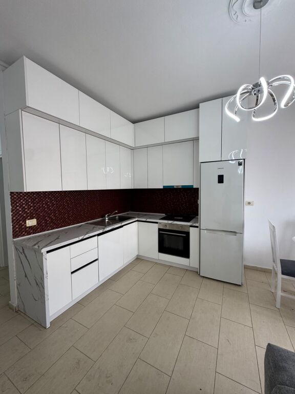 Jepet me qira apartament 1+1 – Rruga e Kavajës