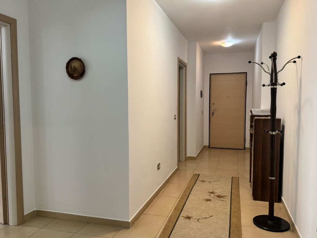 Rruga e Bogdaneve Jepet 2+1 me Qera,mobilim i ri per dhomat e Gjumit, Air condition