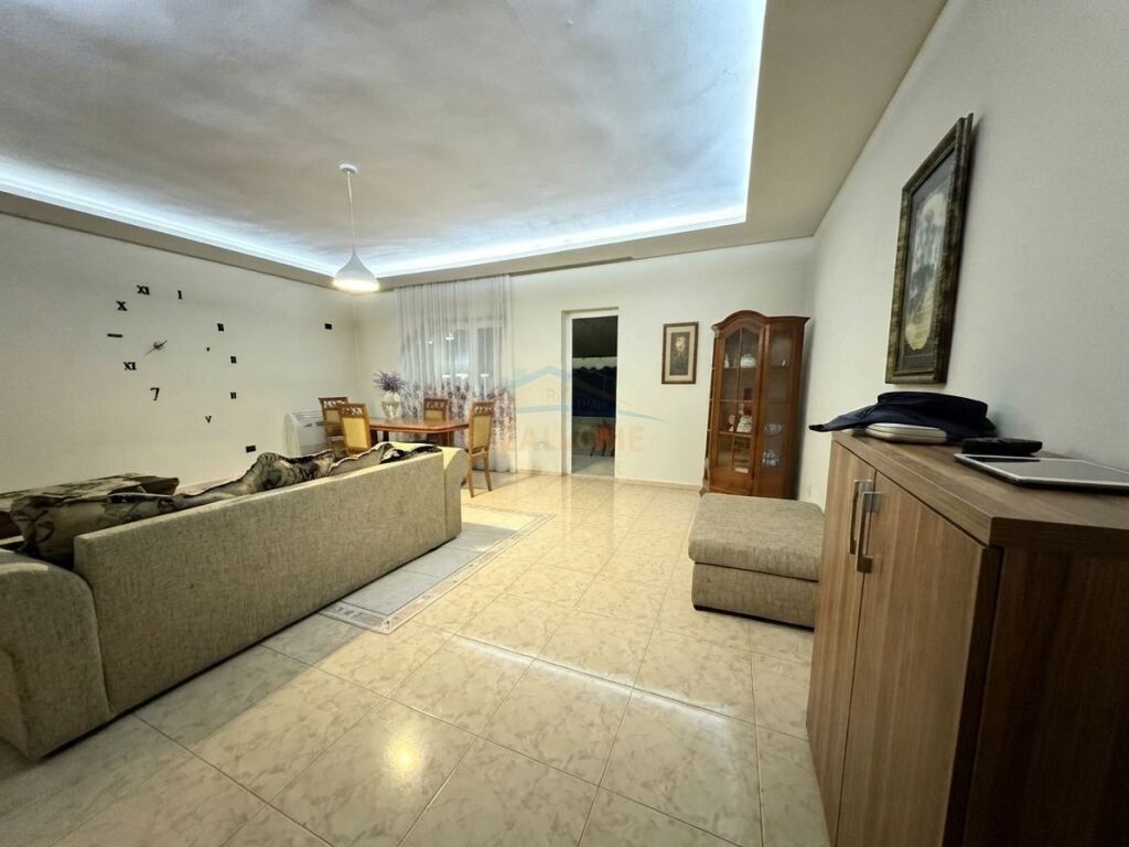 Qera, Apartament 2+1+Verandë, Pazari i Ri, Tiranë