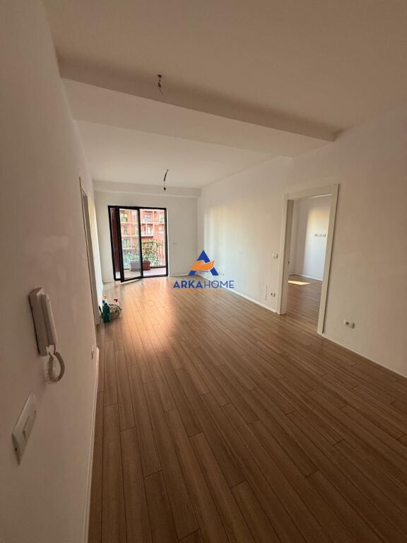 JEPET AMBIENT ME QERA PER ZYRA 114 M2 "RRUGA E KAVAJES" 120.000 LEKE