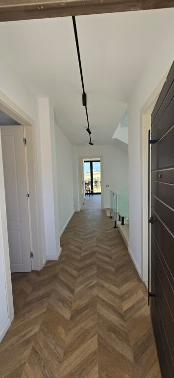 VILLA SU 3 PIANI CON TERRAZZA IN VENDITA | MJULL-BATHORE, TEG