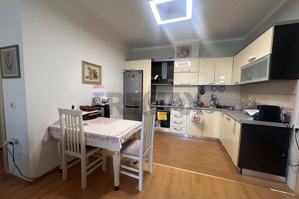 Shitet apartament 2+1+2 në Fresk