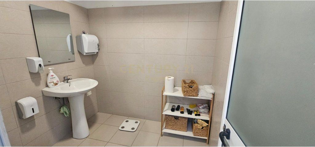 APARTAMENT PER ZYRA 3+1+2 ME QIRA – PRANË LIBRIT UNIVERSITAR, TIRANË