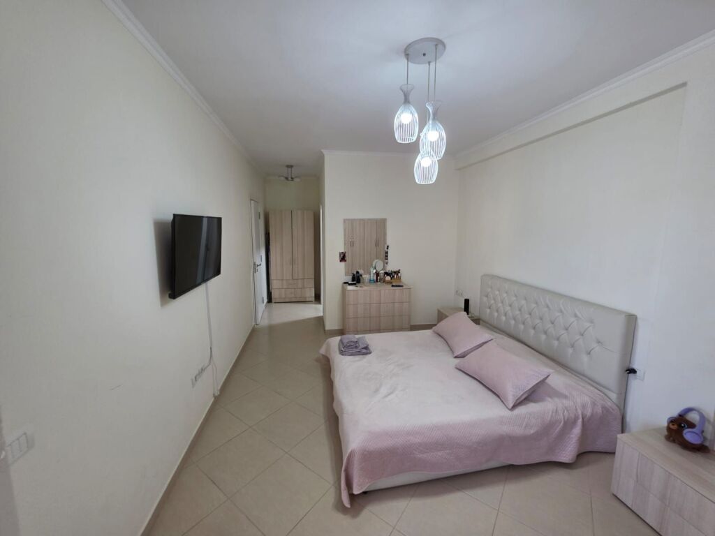 Rent | Apartament 2 + 1 + Garazhd | Komuna e Parisit | 900 €/month