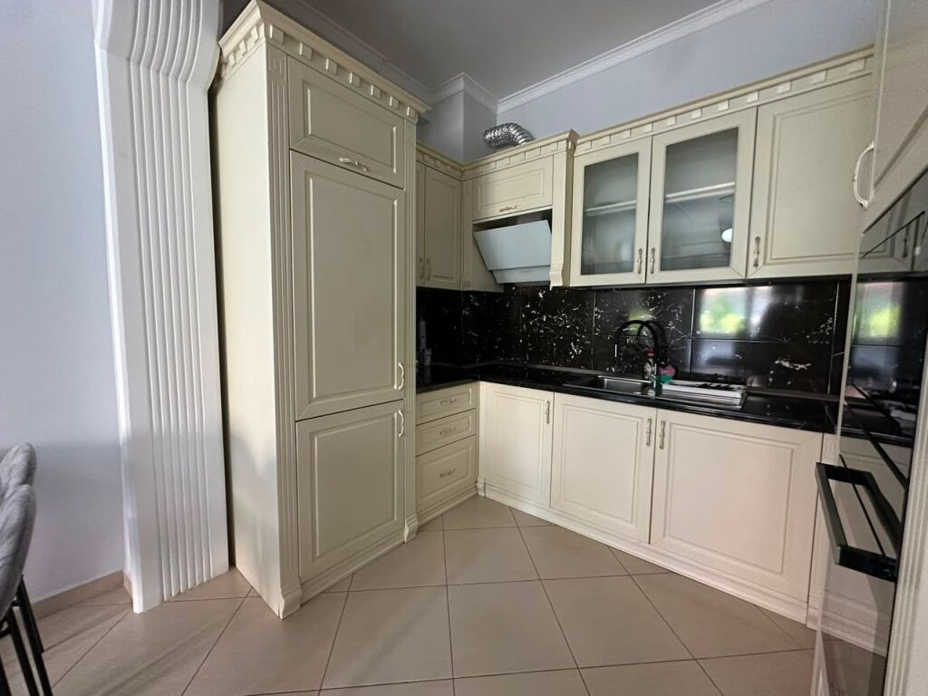 Shitet apartament 2+1+2 te Komuna e Parisit