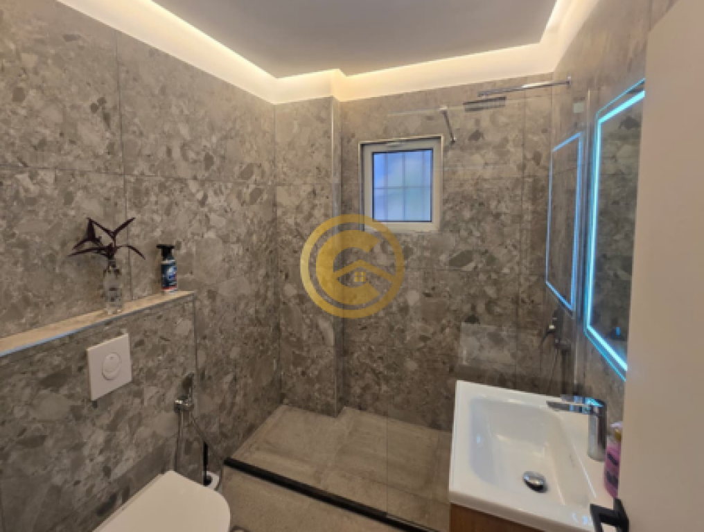 Apartament 1+1 i rikonstruktuar në shitje në Sarandë – 50 m nga deti