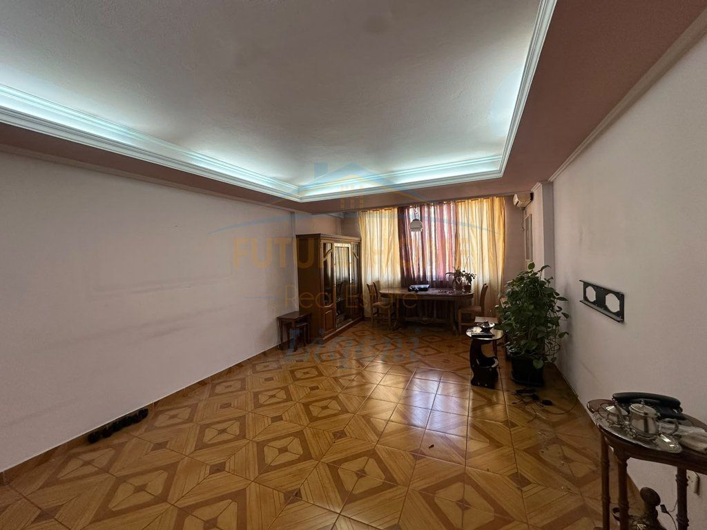 Shitet, Apartament 2+1, Blloku