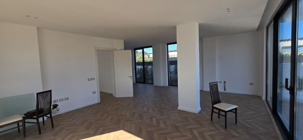 VILLA SU 3 PIANI CON TERRAZZA IN VENDITA | MJULL-BATHORE, TEG