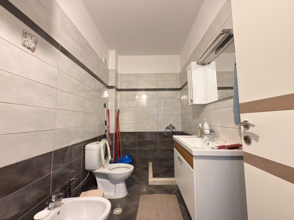 APARTAMENT 2+1 ME QERA AFATGJATE – ISH KOMBINATI, VLORË.