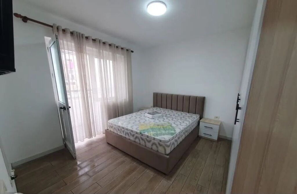 Rruga e Durresit/Colosseu, jepet me qera apartament 1+1.