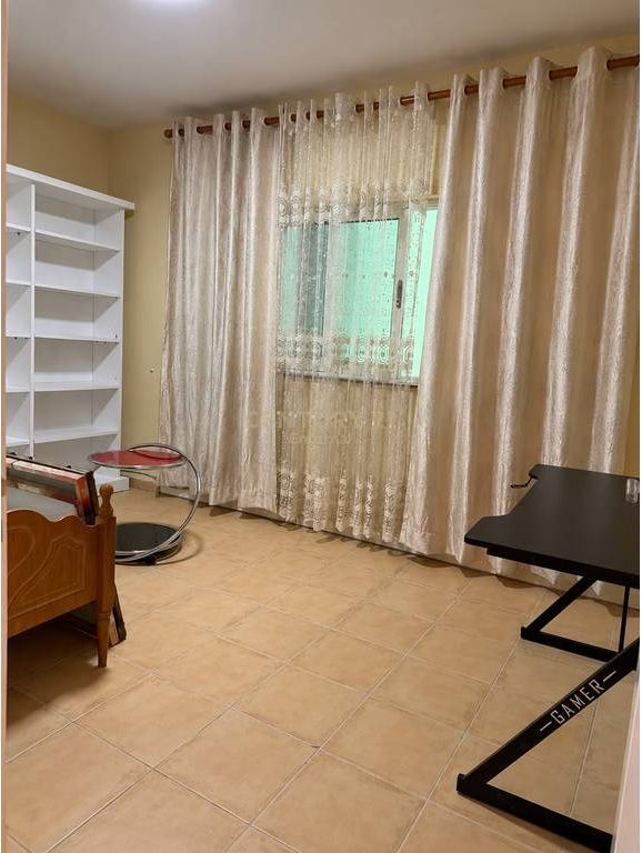 Komuna E Parisit - Jepet Me Qera 2+1 110m2 Modern Pallat Me Ashensor 900 € /Muaj 90,000 Lekë /Muaj