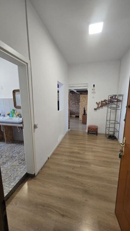 Jepet me Qira Studio Modernë në Qendër të Tiranës