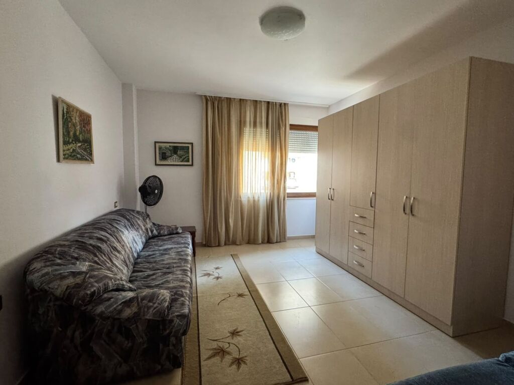 Rruga e Bogdaneve Jepet 2+1 me Qera,mobilim i ri per dhomat e Gjumit, Air condition