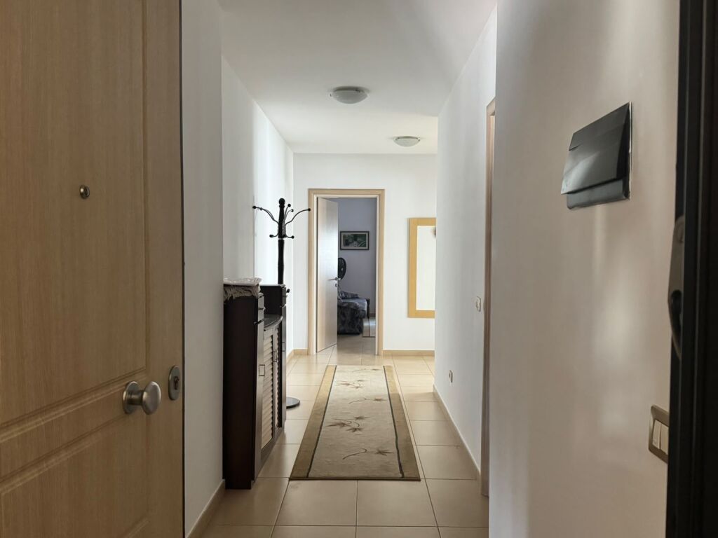 Rruga e Bogdaneve Jepet 2+1 me Qera,mobilim i ri per dhomat e Gjumit, Air condition