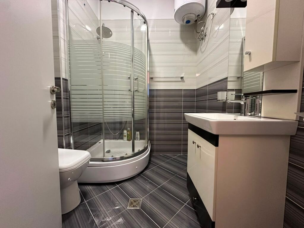Shitet apartament 2+1+2 te Komuna e Parisit