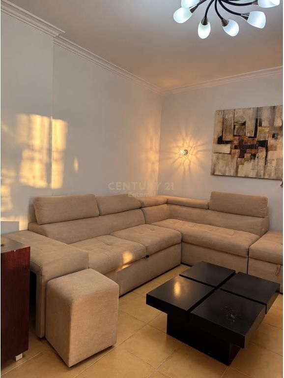 Komuna E Parisit - Jepet Me Qera 2+1 110m2 Modern Pallat Me Ashensor 900 € /Muaj 90,000 Lekë /Muaj
