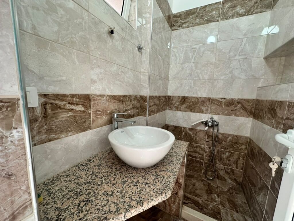 Shitet Apartament 2+1+2 Tualete me verande me pamje Deti - Lungomare Vlore