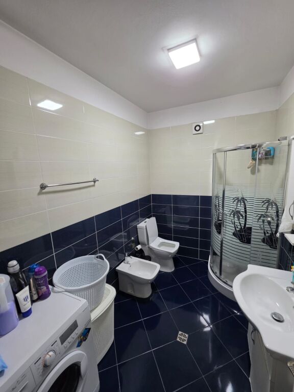 Rent | Apartament 2 + 1 + Garazhd | Komuna e Parisit | 900 €/month