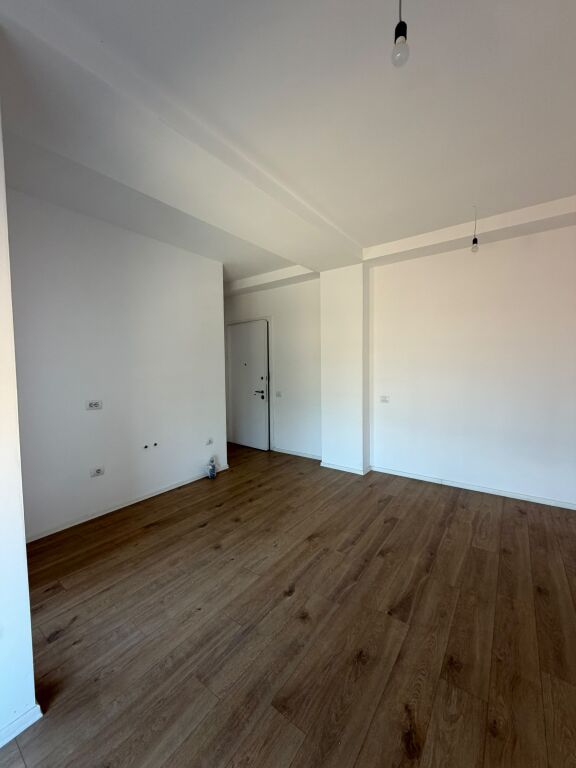 Jepet me qera ambjent per zyra per vetem 45 000 leke  