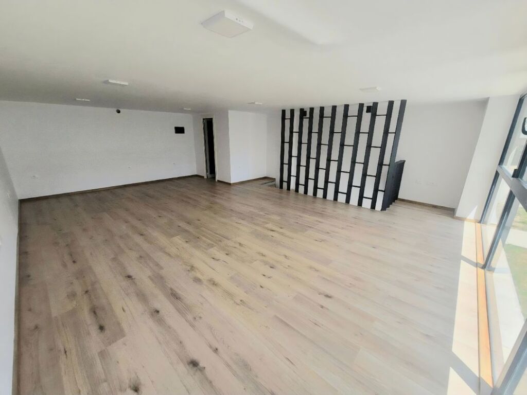 Affittasi NEGOZIO ad Astir Villa L  