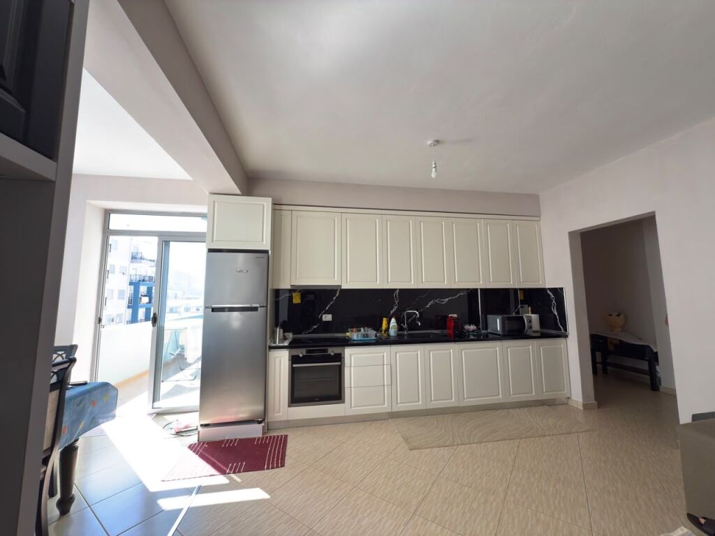 APARTAMENT 2+1 ME QERA AFATGJATE – ISH KOMBINATI, VLORË.
