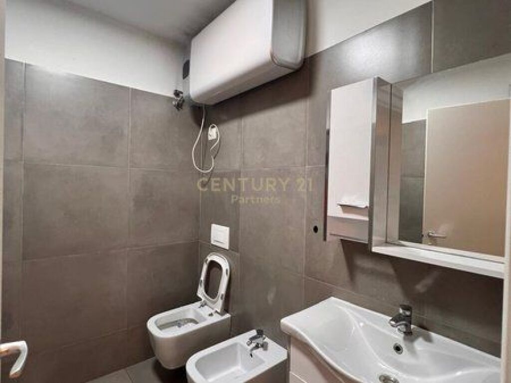 JAPIM ME QIRA ZYRE 115 M2 PRANE BEGA 07, KOMUNA E PARISIT