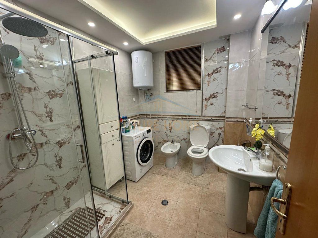 Qira,Apartament 2+1+2,Myslym Shyri,pranë Hotel Europa,Tiranë.
