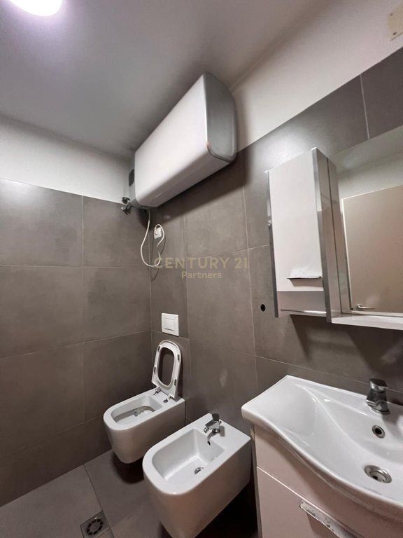JAPIM ME QIRA ZYRE 115 M2 PRANE BEGA 07, KOMUNA E PARISIT