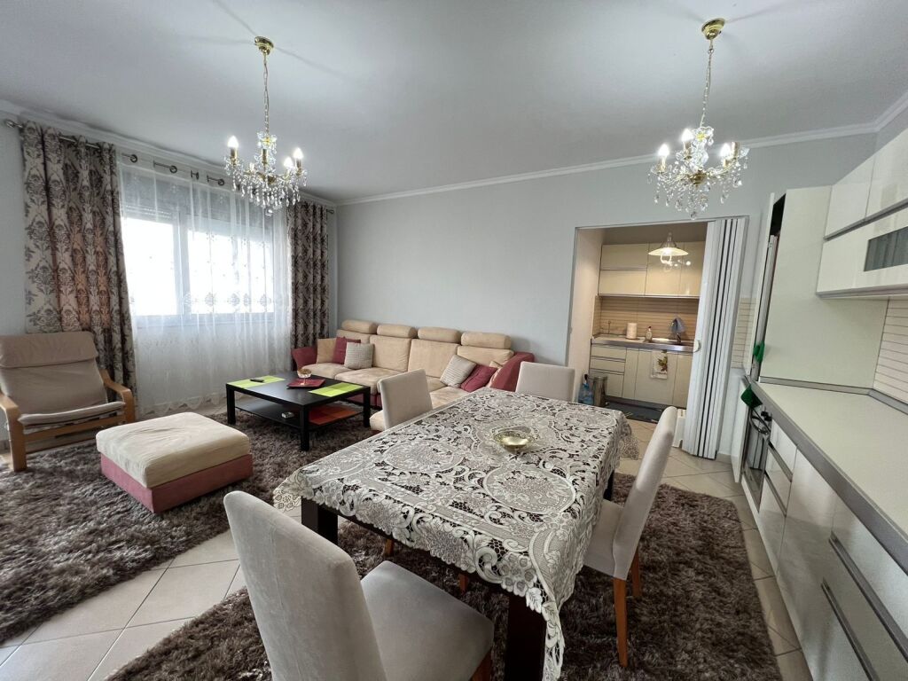 Shitet Apartament 3+1 Rruga e Kavajes